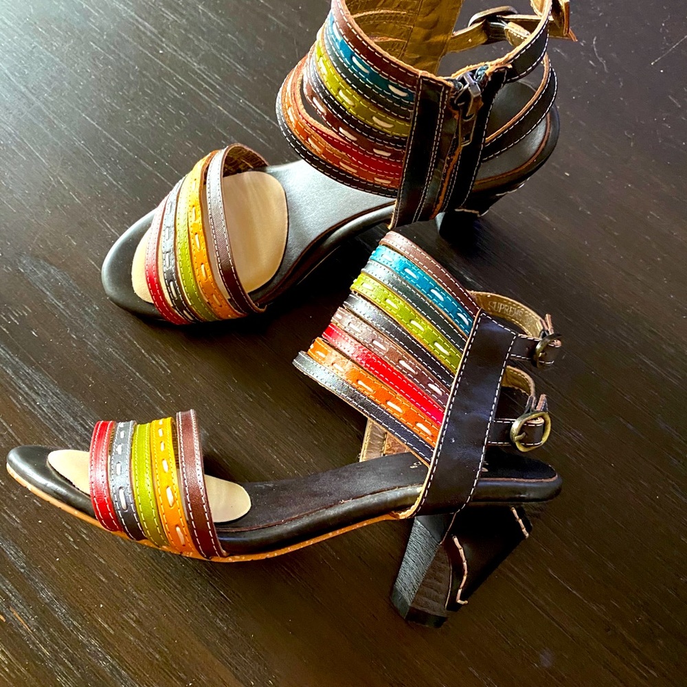 Size 7 Springstep multicolor strap sandals.